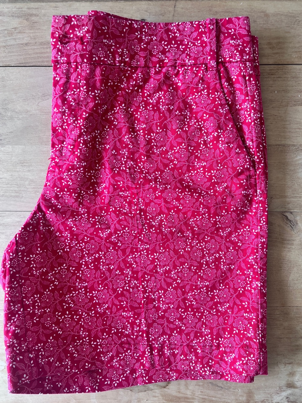 Chaps Shorts Women's Size 10
Bermuda Red Floral Print
Short